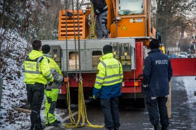 Ludwigsburg-Hoheneck: Diebe versenken DRK Fahrzeug im Neckar - Bergung mit Kran und Polizeitauchern